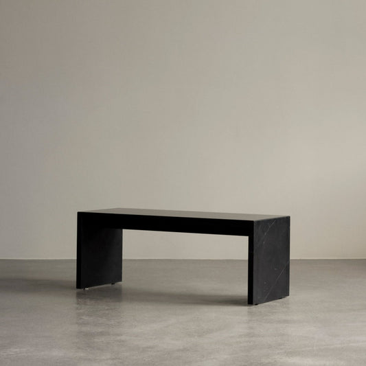 Den klassiske silhuetten og materialkvaliteten gjør bordet Plinth Bridge til et tidløst objekt du vil kunne ha glede av i lang tid.