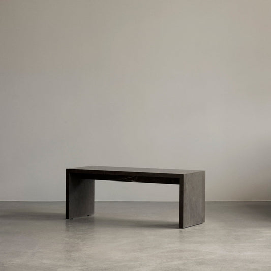 I den renskårne møbelserien Plinth er det utvilsomt de vakre naturmaterialene som spiller hovedrollen. Bruk Plinth Bridge som utstillingsplass til favorittobjektene dine eller som et forhøyet sofa- eller sidebord.