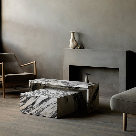 I samspill med sofabordene Plinth Low eller Plinth Grand skaper Plinth Bridge et spennende og dynamisk uttrykk – og litt ekstra rom for avlastning.