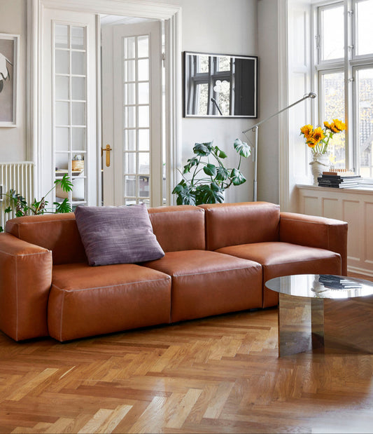 Sofa Mags Soft Low 3-seter fra Hay med konjakkfarget skinn