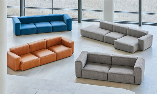 Den består av ulike moduler og er slitesterk – noe som gjør det enkelt å forme den etter behov og romløsning. Sofaen kommer i flere ulike stoffer og farger.