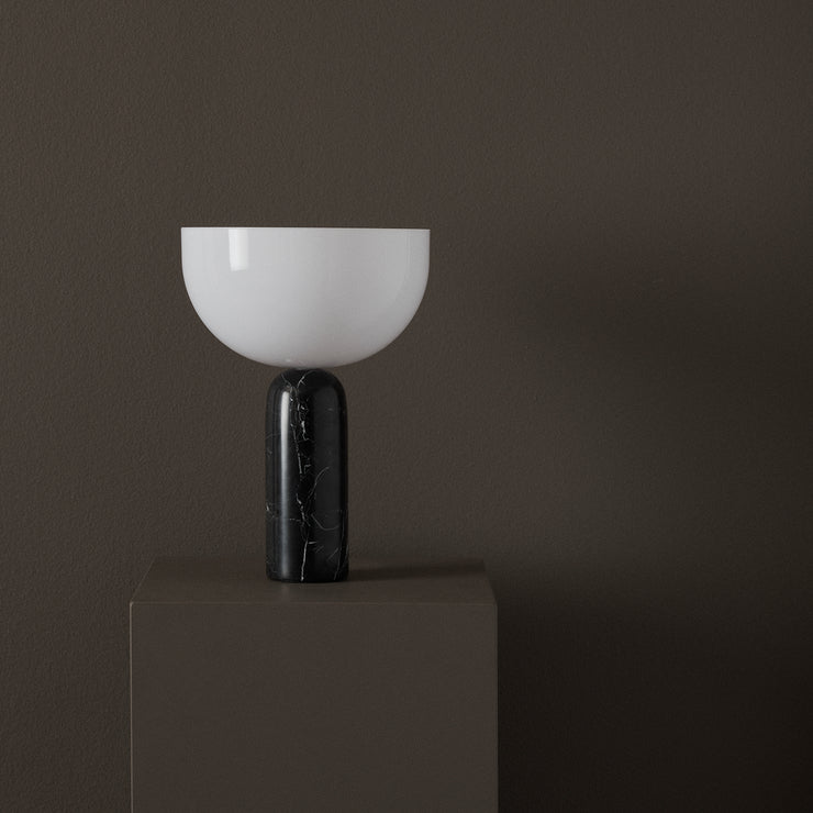 Opprinnelig ble Kizu designet med lampefot i svart eller hvit marmor.