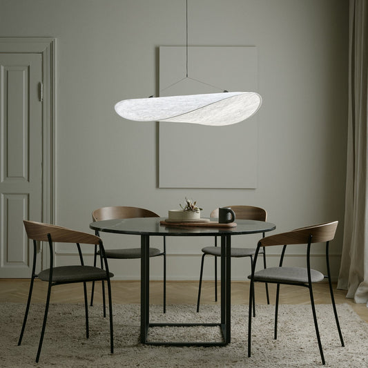 Det sveitsiske designstudioet Panter & Tourron jobber i skjæringspunktet mellom teknologi og design, og har et sterkt fokus på visuelle opplevelser. Med pendellampen Tense har de skapt en taklampe som strekker seg som en myk sky over resten av interiøret, og som nesten ser ut til å flyte fritt takket være de diskré festepunktene.