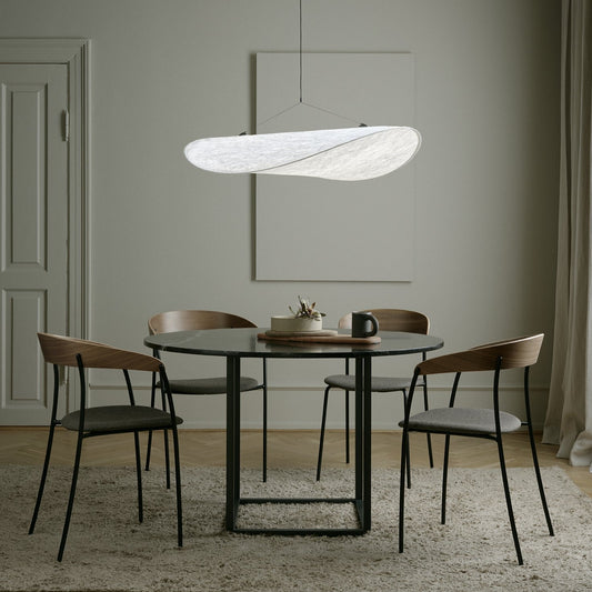 Det sveitsiske designstudioet Panter & Tourron jobber i skjæringspunktet mellom teknologi og design, og har et sterkt fokus på visuelle opplevelser. Med pendellampen Tense har de skapt en taklampe som strekker seg som en myk sky over resten av interiøret, og som nesten ser ut til å flyte fritt takket være de diskré festepunktene.