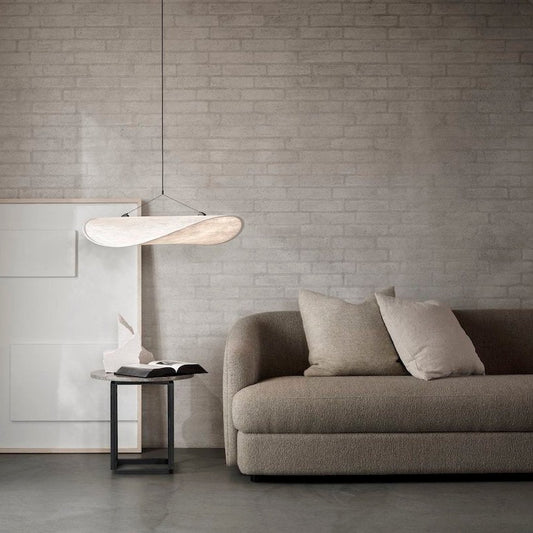 Det sveitsiske designstudioet Panter & Tourron jobber i skjæringspunktet mellom teknologi og design, og har et sterkt fokus på visuelle opplevelser. Med pendellampen Tense har de skapt en taklampe som strekker seg som en myk sky over resten av interiøret, og som nesten ser ut til å flyte fritt takket være de diskré festepunktene.