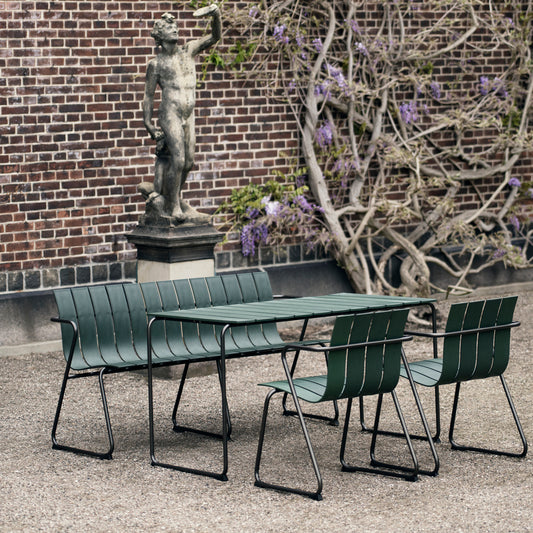 Den tidløse utemøbelserien Ocean fra danske Mater, som ble designet i 1955 av Nanna og Jørgen Ditzel, tømmer ikke lommeboka, er et positivt innovasjonstiltak som er bra for naturen og har en robust kvalitet som sørger for at møblene kan stå ute hele året. Her i fargen grønn.