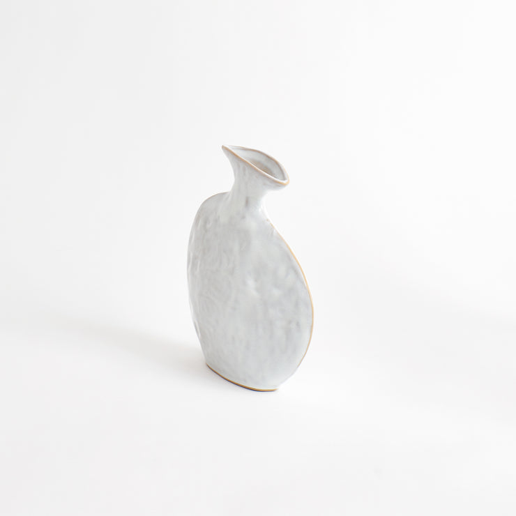 Flat Vase har smal form og en blank hvit overflate. Håndlaget i Portugal.