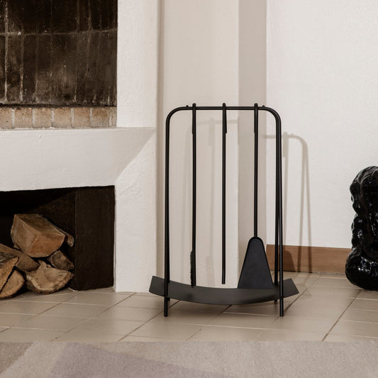 Gi peisstuen et enkelt og stilrent løft med nye verktøy! Kommer med ildrake, spade og kost.