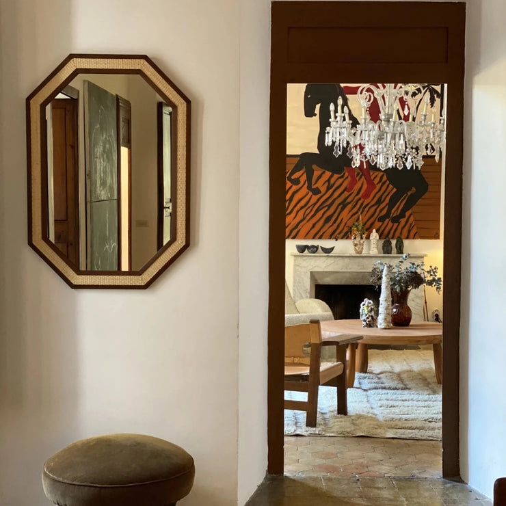  Dekorer veggen med det vintageinspirerte speilet Rattan fra Dusty Deco! Speilet har en åttekantformet ramme laget av bærekraftig produsert mahogni og vakker, vevd rotting.