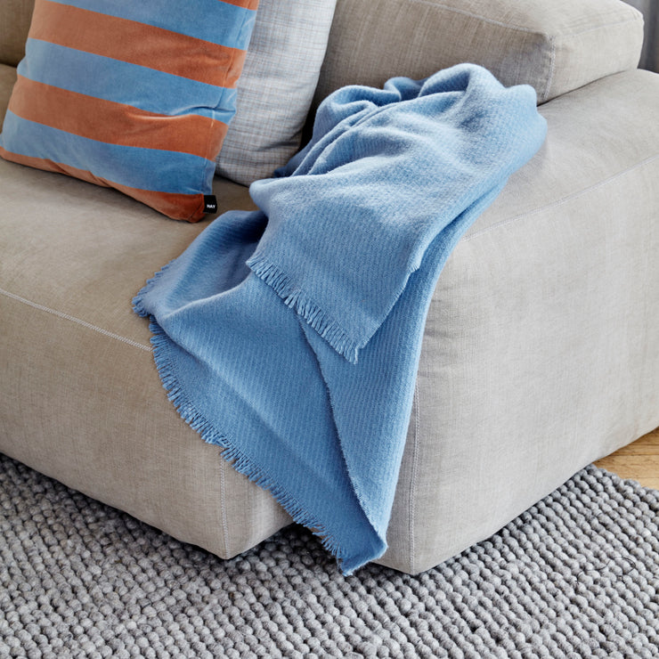 Myk og komfortabel, elegant og avslappet. Sofaen Mags soft i tekstilet Linara 216.