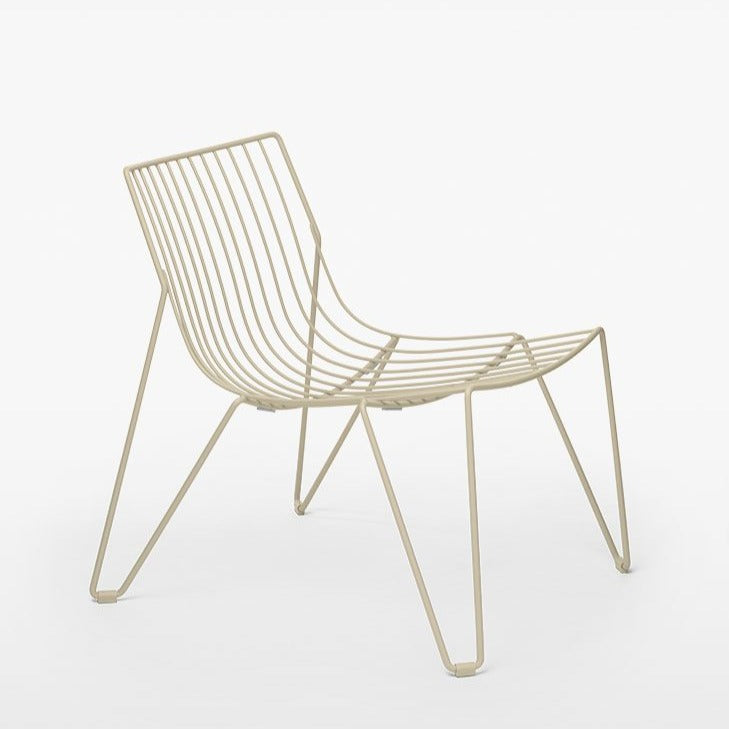 Tio Easy Chair fra Massproductions i fargen Ivory.