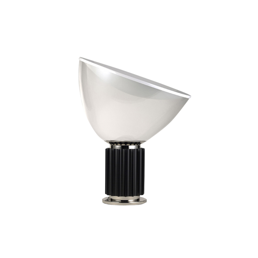 Den ikoniske og skulpturelle bordlampen Taccia, fra Flos, ble designet i 1958 av de legendariske designerne Achille og Pier Giacomo Castiglioni.