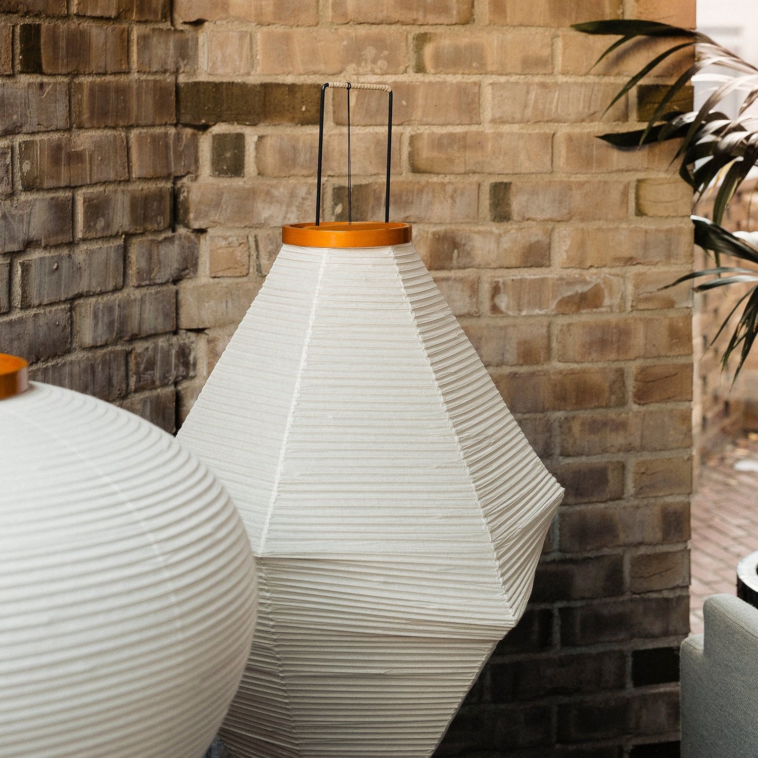 Den skulpturelle gulvlampen Akari 13A er en del av en lampeserie som er designet av Isamu Noguchi i 1951 for Vitra.