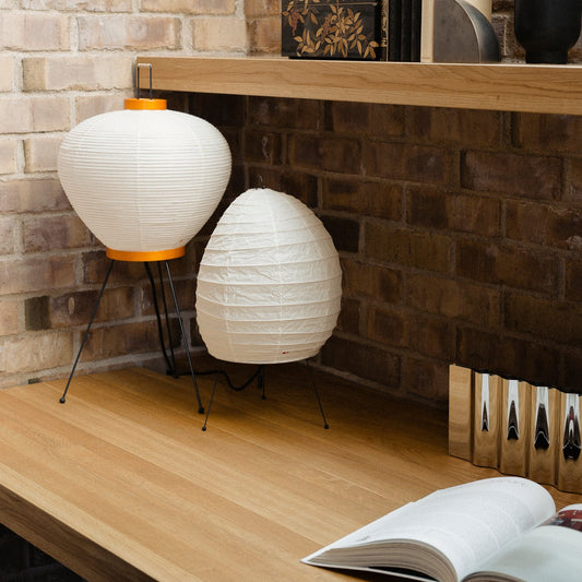 Lampene er håndlaget i shoji-papir av japanske håndverkere.