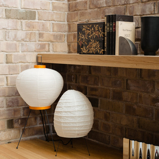 Bordlampene Akari 3a og 1N. Lampene er håndlaget i shoji-papir av japanske håndverkere.