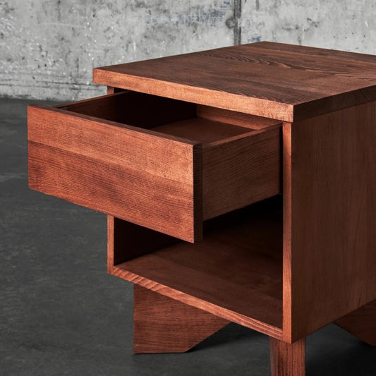 Nattbordet V Bedside Table i beiset og oljet, massiv bøk. Skuffen gir praktisk, skjult oppbevaring.