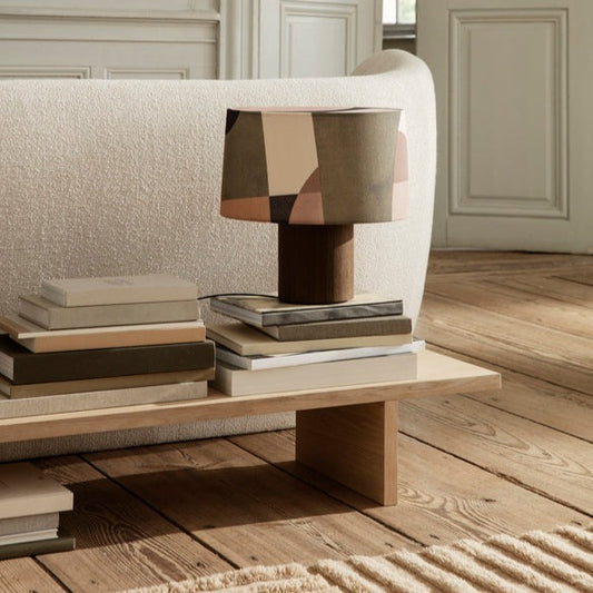 Kona Display Table fra Ferm Living er et lavt møbel som gir en følelse av tyngde og ro i rommet. Inspirert av japanske møbeltradisjoner er Kona Display Table et multifunksjonelt møbel: Det kan være et sittemøbel, et avlastningsbord, en lav TV-benk, en romdeler eller en plass for å stille ut dine favorittgjenstander.