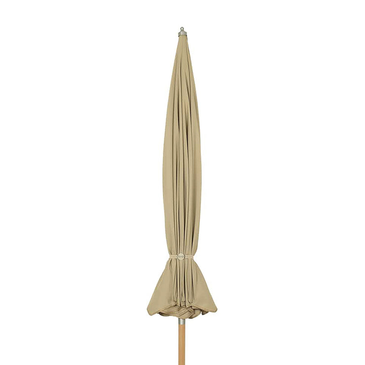 Stolpen er i FSC™-sertifisert treverk, og selve parasollen er laget i polyester, som tåler både regn og sterkt sollys