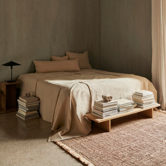 Teppe Athens Rug natur fra Ferm Living: Athens-teppene fra Ferm Living er inspirert av de taktile teppene som ofte brukes til å myke opp interiørene i steinhus rundt middelhavet. Teppet er laget av håndvevet jute, med en nydelig dybde og tekstur som tilfører natur og varme i hjemmet.