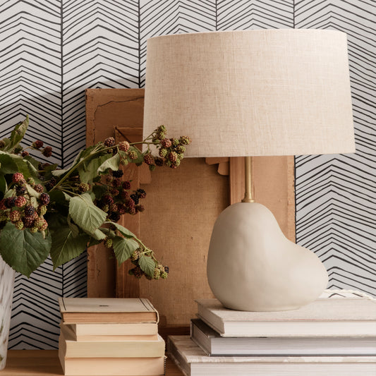 Bordlampe Hebe small i off-white keramikk med linskjerm fra Ferm Living