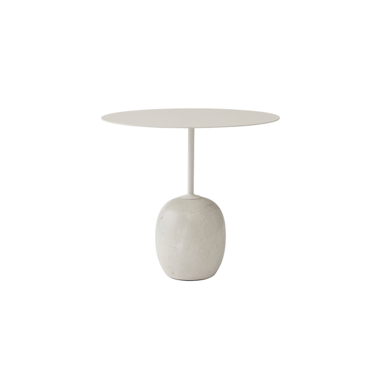 Det vakre sidebordet Lato LN9 fra &tradition, ligner ved første øyekast en skulptur. Den ovale bordplaten balanserer vakkert på en base i marmor, og er designet av Luca Nichetto.