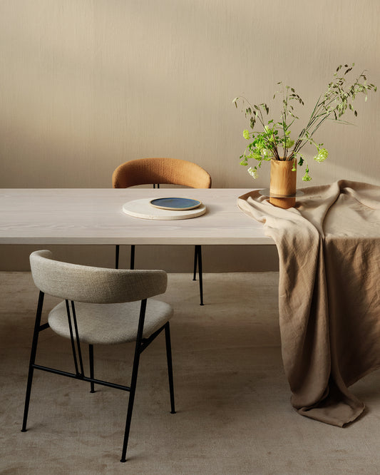 Spisestolen Violin fra Gubi er et perfekt eksempel på at god komfort kan komme i elegant innpakning. Den er designet av den dansk-italienske duoen GamFratesi. Stolen er vakker når mange står sammen rundt et spisebord, men den er også såpass dekorativ og komfortabel at den kan brukes på hjemmekontoret, eller som alternativ til lenestol ved sofaen.