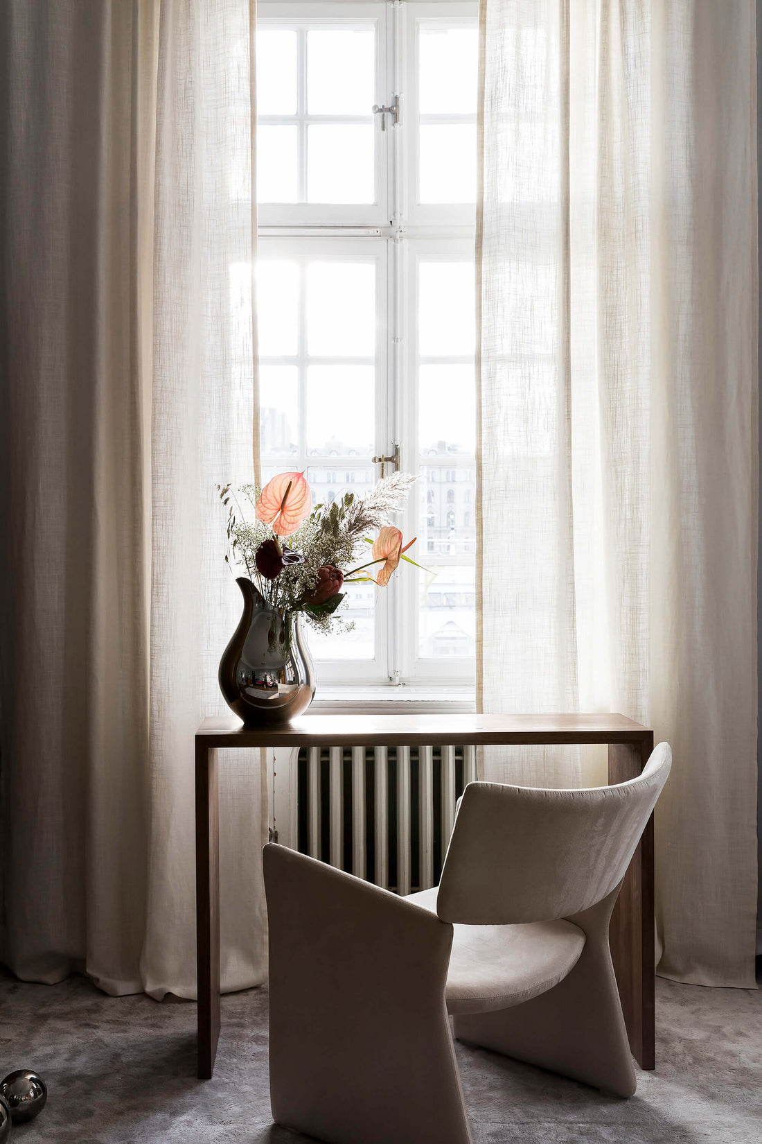 Interiør med vindu i gammel klassisk leilighet, gardiner i lin som henger helt ned til gulvet. Gardiner i lin 