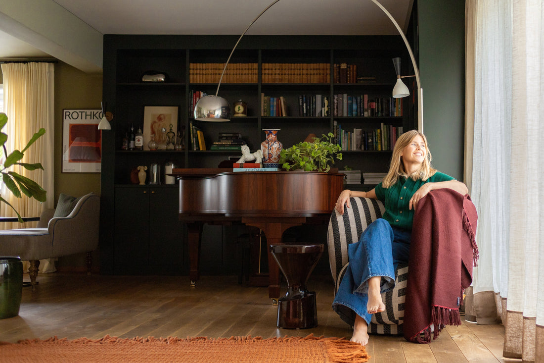 Lenestolen Rico fra Ferm Living i et ekte hjem! Arkitekten Merete har innredet en koselig og lun stue med en stripete variant av Rico fra OsloDeco – og det er så fint!