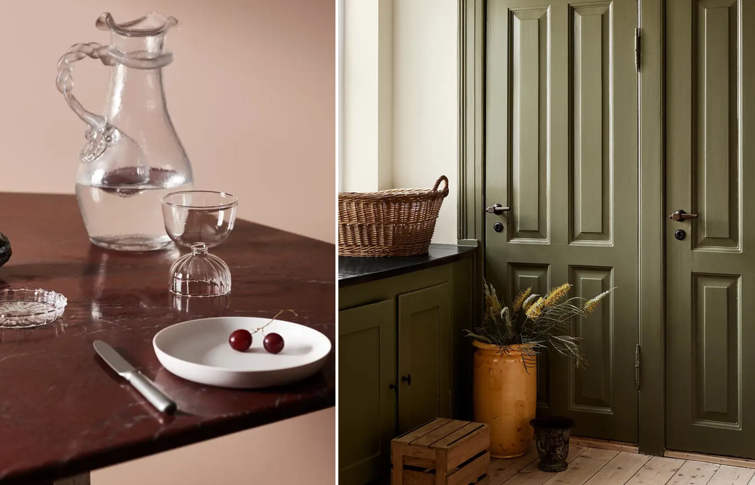 Rosa vegg (malt i fargen pink ambience), rødt marmorbord med dekorative glassobjekter. Rom med dagslys med gamle dører, malt i grønn maling (Seaweed green) 