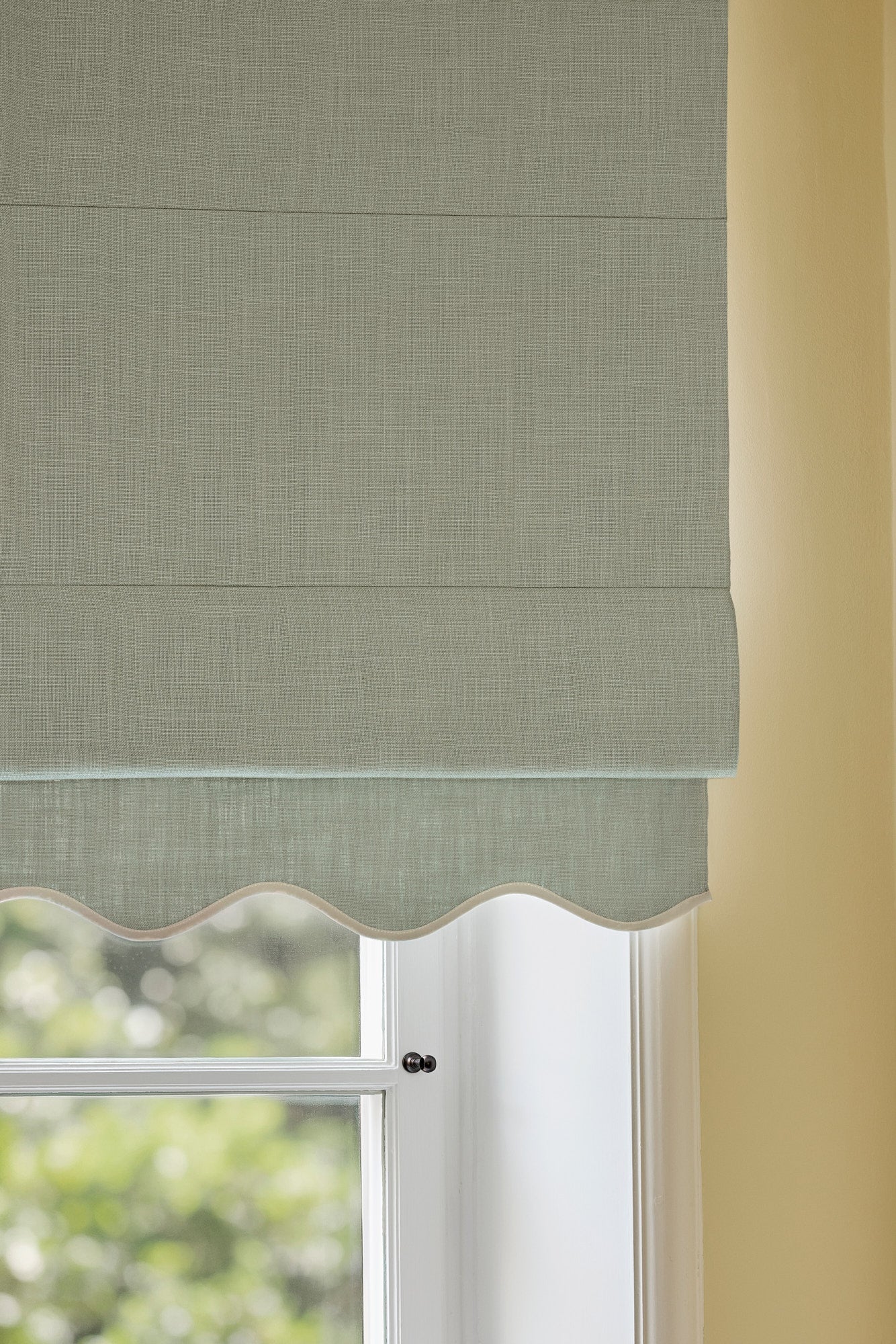 Dueblå mørkleggende liftgardin i vevd lin Scallop Edge fra Gotain i fargen Dove Blue / Ivory