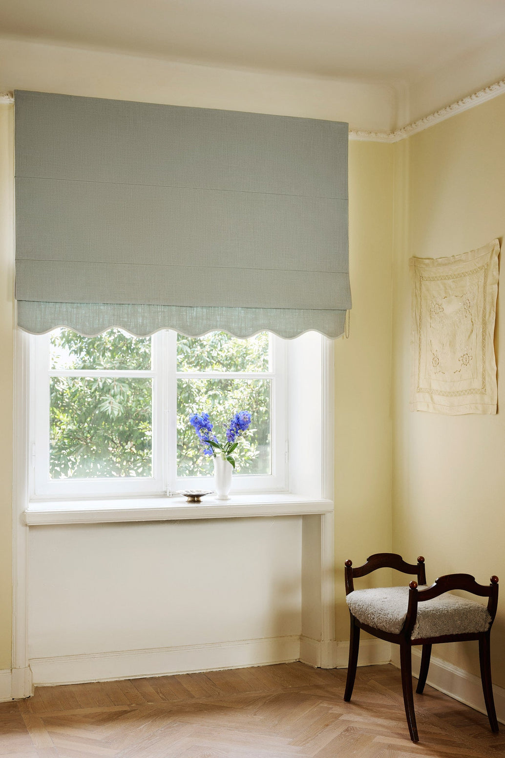 Dueblå mørkleggende liftgardin i vevd lin Scallop Edge fra Gotain i fargen Dove Blue / Ivory