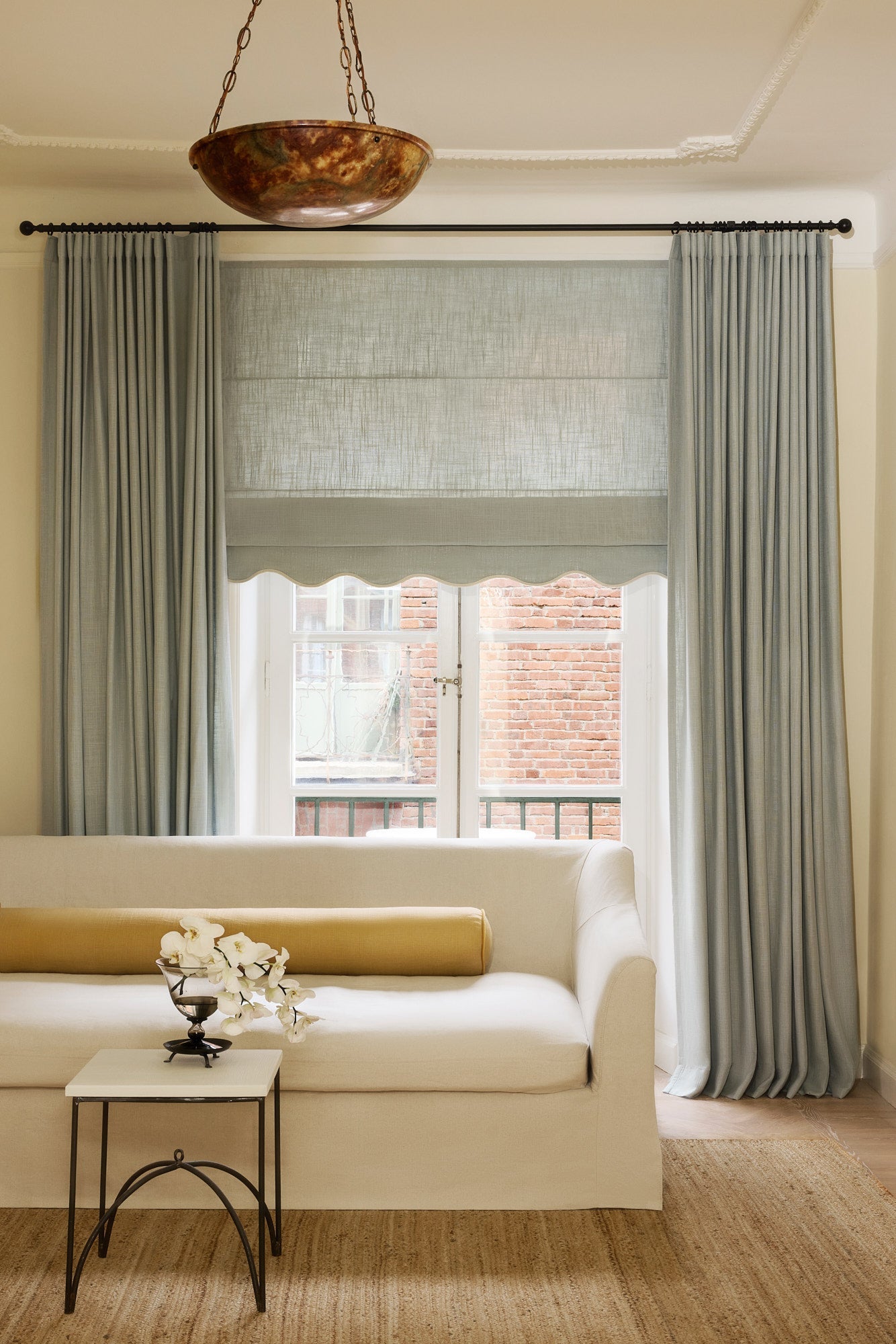 Liftgardin i vevd lin Scallop Edge fra Gotain i fargen Dove Blue / Ivory