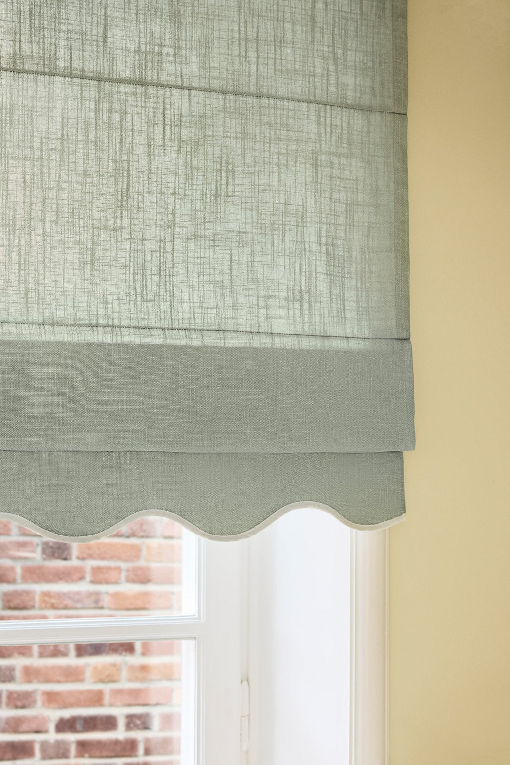 Liftgardin i vevd lin Scallop Edge fra Gotain i fargen Dove Blue / Ivory