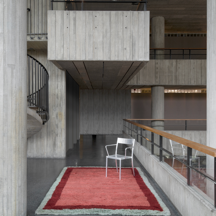 Teppet Shaggy Edge i fargen Rose (grått / rødt / rosa) fra Layered.