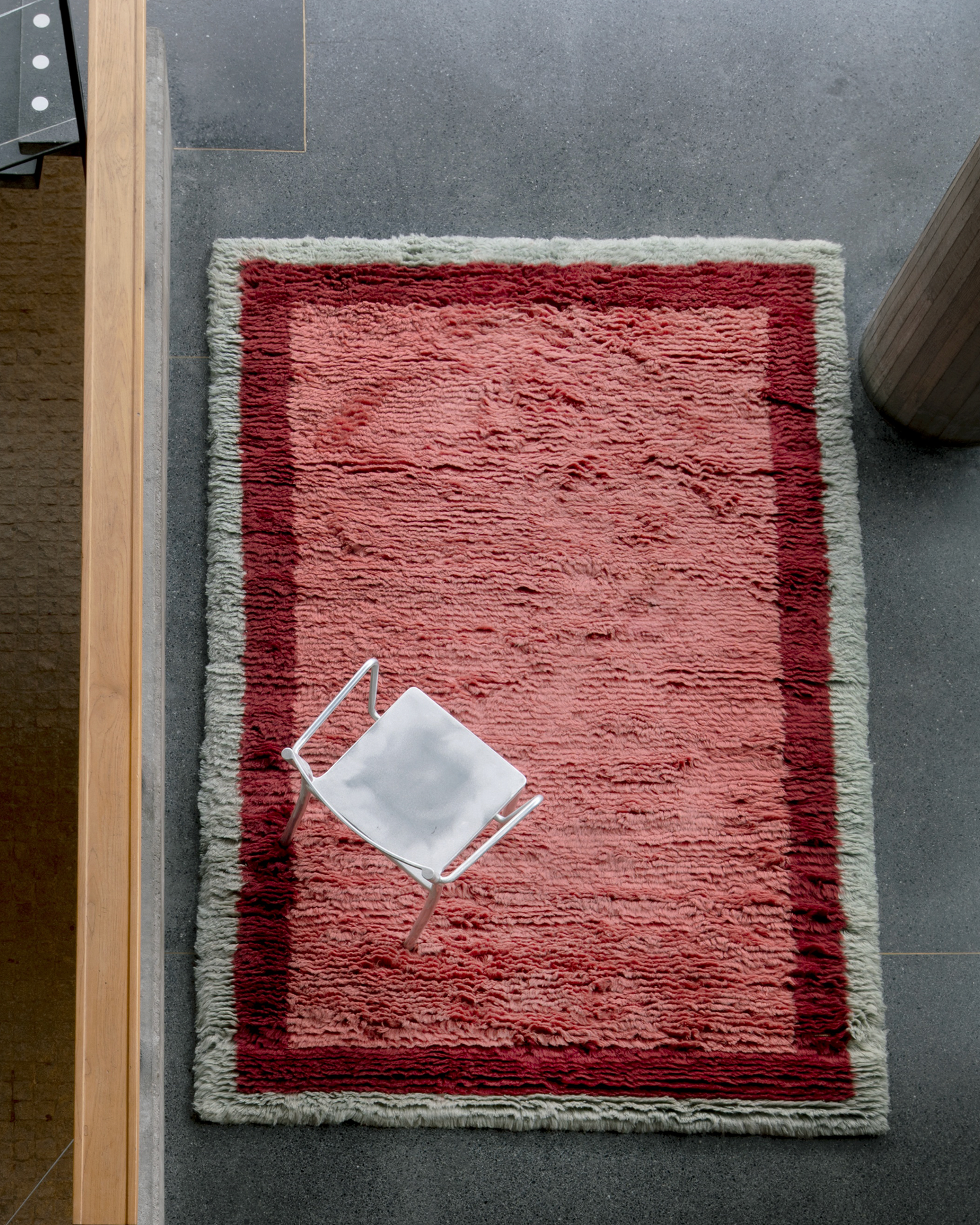 Teppet Shaggy Edge i fargen Rose (grått / rødt / rosa) fra Layered.