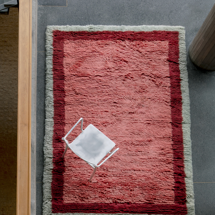 Teppet Shaggy Edge i fargen Rose (grått / rødt / rosa) fra Layered.