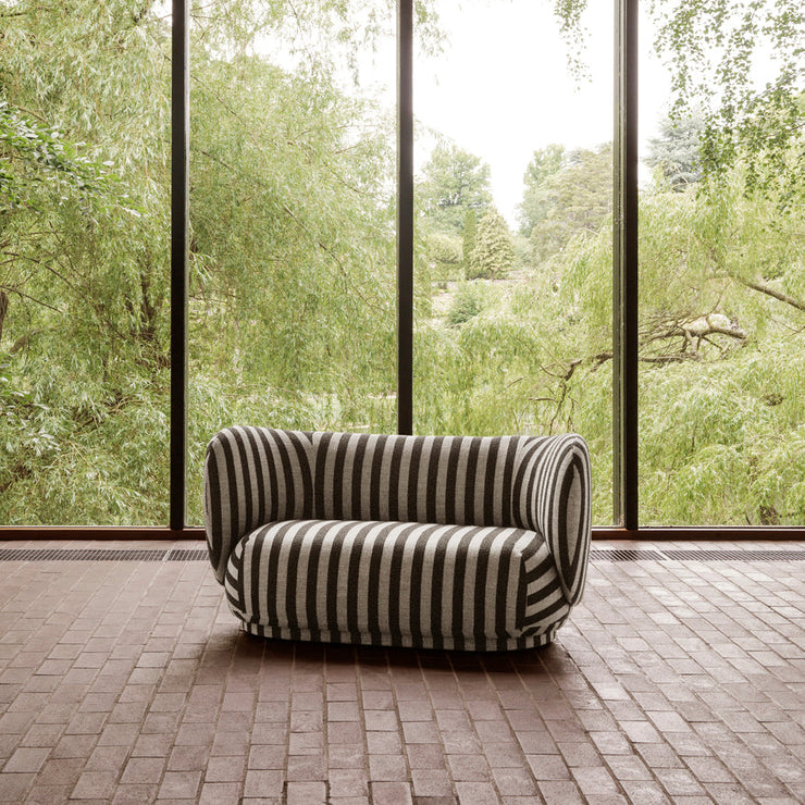 Sofa Rico 2 seter fra ferm Living i tekstilet Louisiana