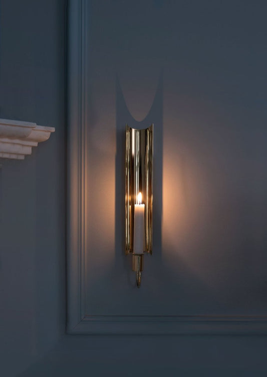 Vegglysestaken Reflex Sconce ble designet av sølvsmeden og designeren Pierre Forssell (1925-2004) for Skultuna på slutten av 60-tallet. Vi elsker de lange, elegante linjene i designet og hvordan stearinlyset reflekteres vakkert i den polerte overflaten. I tillegg til å være høyst dekorativ på veggen, gir den oss også en herlig nostalgisk følelse og en lyst til å ha kun dette som belysning i enkelte rom – slik man gjorde det før i tiden! 