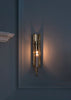 Vegglysestaken Reflex Sconce ble designet av sølvsmeden og designeren Pierre Forssell (1925-2004) for Skultuna på slutten av 60-tallet. Vi elsker de lange, elegante linjene i designet og hvordan stearinlyset reflekteres vakkert i den polerte overflaten. I tillegg til å være høyst dekorativ på veggen, gir den oss også en herlig nostalgisk følelse og en lyst til å ha kun dette som belysning i enkelte rom – slik man gjorde det før i tiden! 