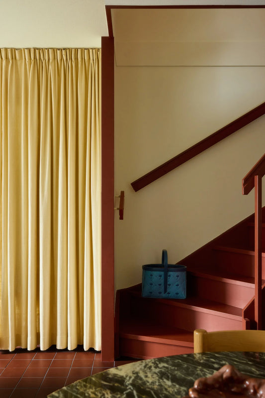 Få skreddersydde gardiner levert hjem – enkelt og greit. Dette er litt tettere lingardiner i god kvalitet som rammer inn vinduene på vakkert vis og som umiddelbart gir interiøret et lunere preg. Lingardinene finnes i flere fine farger: Fra hvit, beige og benhvit til lys havregul, sennepsgul, khaki, rosa og terrakotta. Her: Vevd lingardin fra Gotain i farge havregul