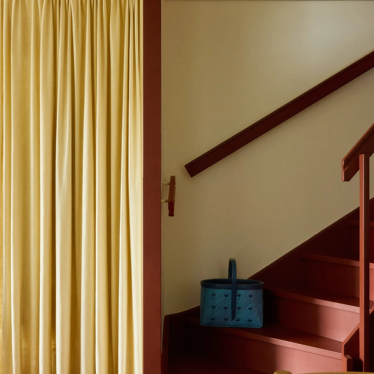 Få skreddersydde gardiner levert hjem – enkelt og greit. Dette er litt tettere lingardiner i god kvalitet som rammer inn vinduene på vakkert vis og som umiddelbart gir interiøret et lunere preg. Lingardinene finnes i flere fine farger: Fra hvit, beige og benhvit til lys havregul, sennepsgul, khaki, rosa og terrakotta. Her: Vevd lingardin fra Gotain i farge havregul