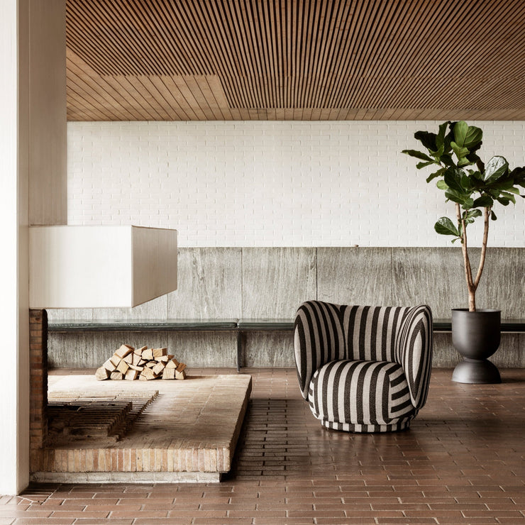Lenestolen Rico Lounge Chair fra Ferm Living i tekstilet Louisiana (prisgruppe 3)