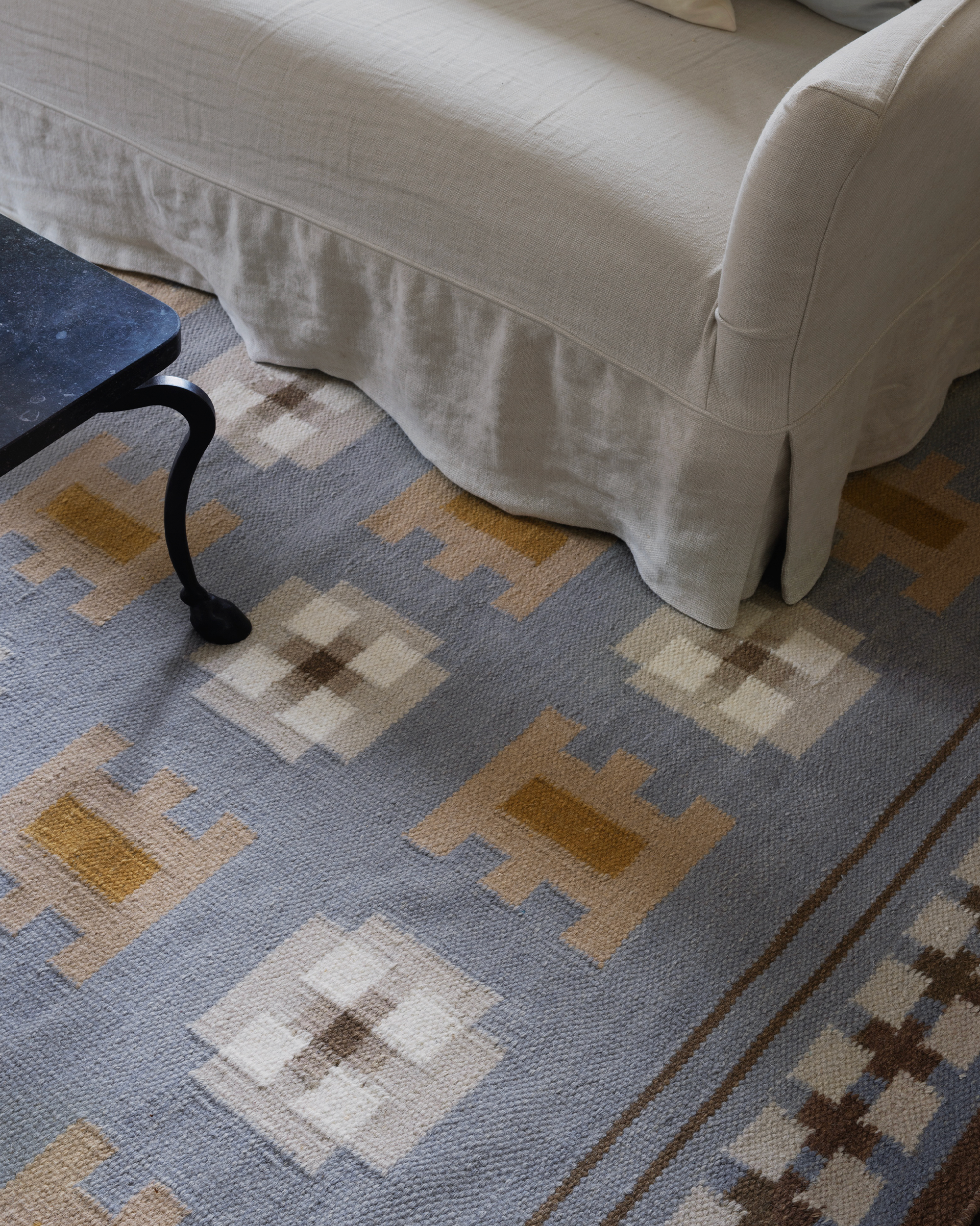 Teppe Röllakan Selma i fargen Dove fra Layered.