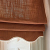 Liftgardin i vevd lin Scallop Edge fra Gotain i fargen Terracotta Ivory.