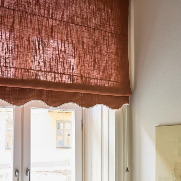 Liftgardin i vevd lin Scallop Edge fra Gotain i fargen Terracotta Ivory.