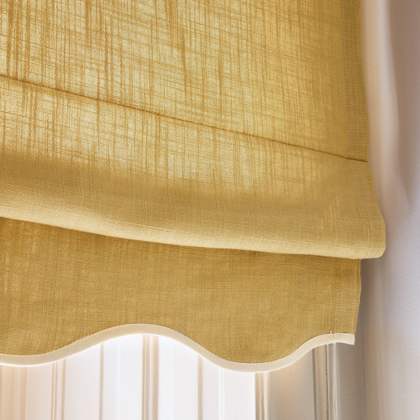 Liftgardin i vevd lin Scallop Edge fra Gotain i fargen Oat Yellow/ Ivory.