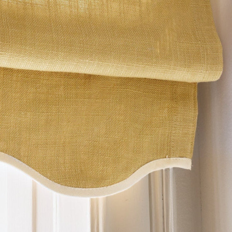 Liftgardinen monteres på en skinne som følger med. Skinnen kan festes i både vegg og tak. Her ser du havregul mørkleggende liftgardin i vevd lin Scallop Edge fra Gotain i fargen Oat Yellow / Ivory.