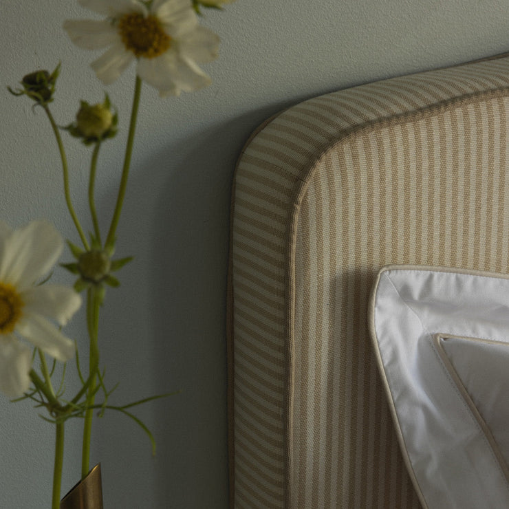 Sengegavl Carlita Laura fra Mille Notti i stripete beige.