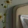 Sengegavl Carlita Laura fra Mille Notti i stripete beige.