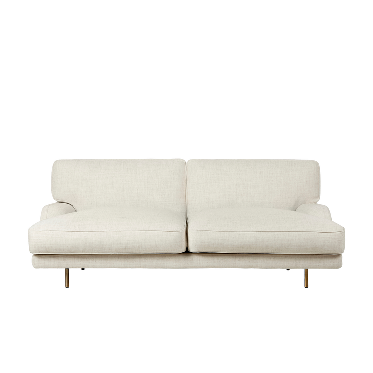 Sofaen Flaneur fra Gubi finnes med vanlig eller avtagbart trekk, og her er det mange fine tekstiler å velge blant! Du kan også velge mellom svartlakkerte eller messingfargede ben.
